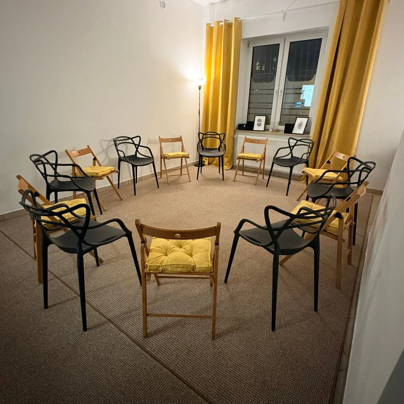 Pierwsza sala pracowni przygotowana do spotkania w kręgu